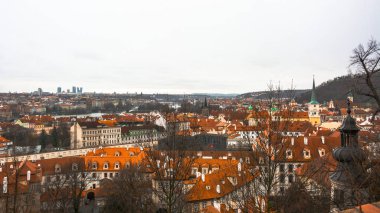 Prag şehir panoraması. Şehrin eski kısmı. Güzel çatı Zona. Eski binalar ve kiliseler.