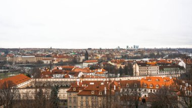 Prag şehir panoraması. Şehrin eski kısmı. Güzel çatı Zona. Eski binalar ve kiliseler.