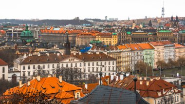 Prag şehir panoraması. Şehrin eski kısmı. Güzel çatı Zona. Eski binalar ve kiliseler.