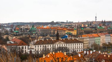 Prag şehir panoraması. Şehrin eski kısmı. Güzel çatı Zona. Eski binalar ve kiliseler.
