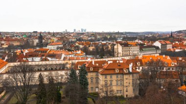Prag şehir panoraması. Şehrin eski kısmı. Güzel çatı Zona. Eski binalar ve kiliseler.