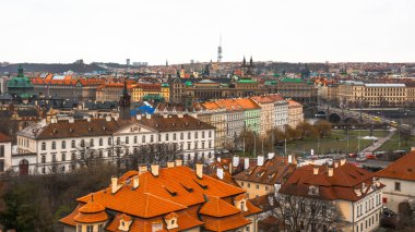 Prag şehir panoraması. Şehrin eski kısmı. Güzel çatı Zona. Eski binalar ve kiliseler.