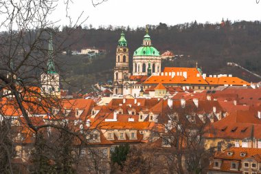 Prag şehir panoraması. Şehrin eski kısmı. Güzel çatı Zona. Eski binalar ve kiliseler.