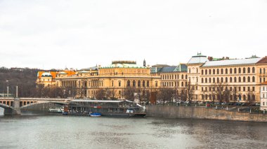 Prag / çek - 2 Ocak 2018: Prag şehir panoraması. Şehrin eski kısmı. Güzel çatı Zona. Eski binalar ve kiliseler. Vistula Nehri'nin taş dolgu.
