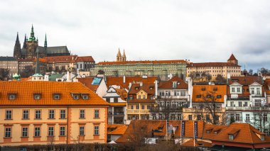Prag / çek - 2 Ocak 2018: Prag şehir panoraması. Şehrin eski kısmı. Güzel çatı Zona. Eski binalar ve kiliseler.