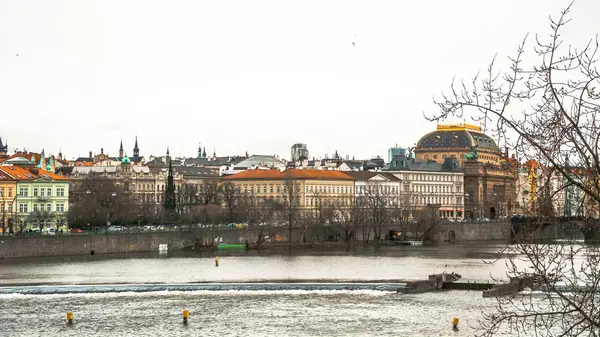 Prahan Kaupungin Panoraama Kaupungin Vanhassa Osassa Kauniita Vyöruusukattoja Muinaisia Rakennuksia — kuvapankkivalokuva