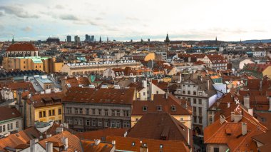 Prag şehir panoraması. Şehrin eski kısmı. Güzel çatı Zona. Eski binalar ve kiliseler.