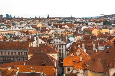 Prag şehir panoraması. Şehrin eski kısmı. Güzel çatı Zona. Eski binalar ve kiliseler.