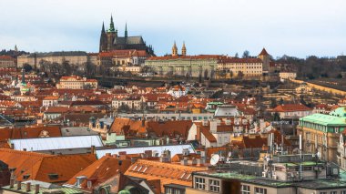 Prag şehir panoraması. Şehrin eski kısmı. Güzel çatı Zona. Eski binalar ve kiliseler.