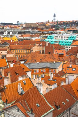 Prag şehir panoraması. Şehrin eski kısmı. Güzel çatı Zona. Eski binalar ve kiliseler.