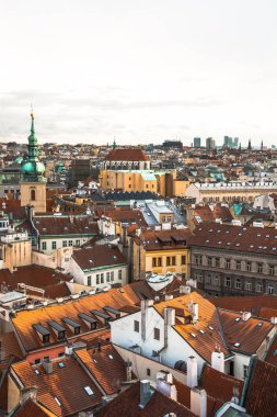 Prag şehir panoraması. Şehrin eski kısmı. Güzel çatı Zona. Eski binalar ve kiliseler.
