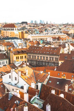 Prag şehir panoraması. Şehrin eski kısmı. Güzel çatı Zona. Eski binalar ve kiliseler.
