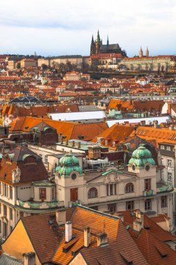 Prag şehir panoraması. Şehrin eski kısmı. Güzel çatı Zona. Eski binalar ve kiliseler.