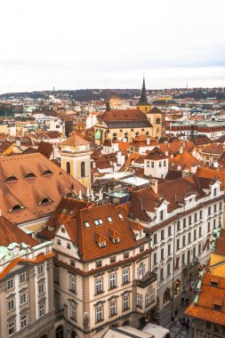 Prag / çek - 3 Ocak 2018: Prag şehir panoraması. Şehrin eski kısmı. Güzel çatı Zona. Eski binalar ve kiliseler.