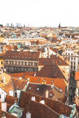 Prag / çek - 3 Ocak 2018: Prag şehir panoraması. Şehrin eski kısmı. Güzel çatı Zona. Eski binalar ve kiliseler.