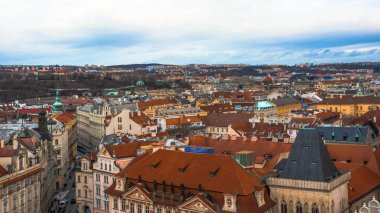 Prag / çek - 3 Ocak 2018: Prag şehir panoraması. Şehrin eski kısmı. Güzel çatı Zona. Eski binalar ve kiliseler.