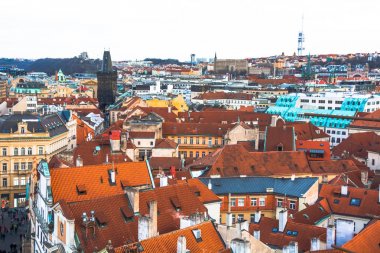 Prag / çek - 3 Ocak 2018: Prag şehir panoraması. Şehrin eski kısmı. Güzel çatı Zona. Eski binalar ve kiliseler.