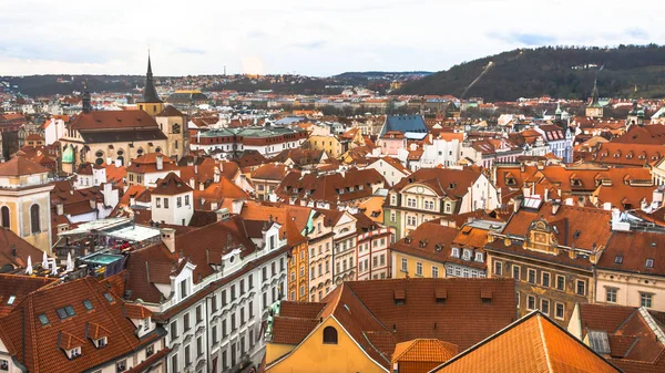 Prag şehir panoraması. Şehrin eski kısmı. Güzel çatı Zona. Eski binalar ve kiliseler.