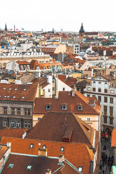 Prag / çek - 3 Ocak 2018: Prag şehir panoraması. Şehrin eski kısmı. Güzel çatı Zona. Eski binalar ve kiliseler.