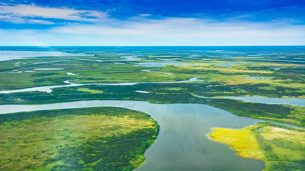 Krajobraz Arktycznej Tundry Lecie Rzeki Jeziora Północna Roślinność Widok Góry — Zdjęcie stockowe