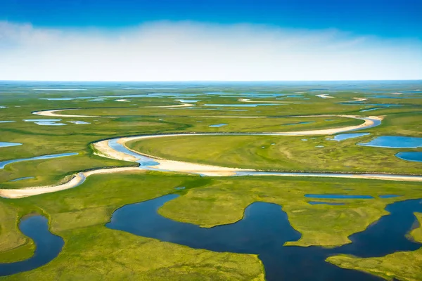 Krajobraz Arktycznej Tundry Lecie Rzeki Jeziora Północna Roślinność Widok Góry — Zdjęcie stockowe