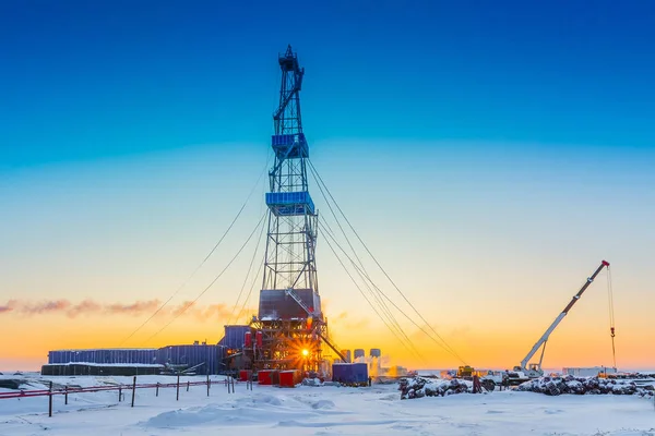 Téli Sarki Nap Sarkvidéken Kútfúrás Egy Északi Olaj Gázmezőn Alacsony — Stock Fotó