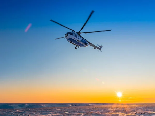 Арктичний Зимовий День Арктиці Низьке Сонце Сонячні Промені Освітлюють Сніг — стокове фото