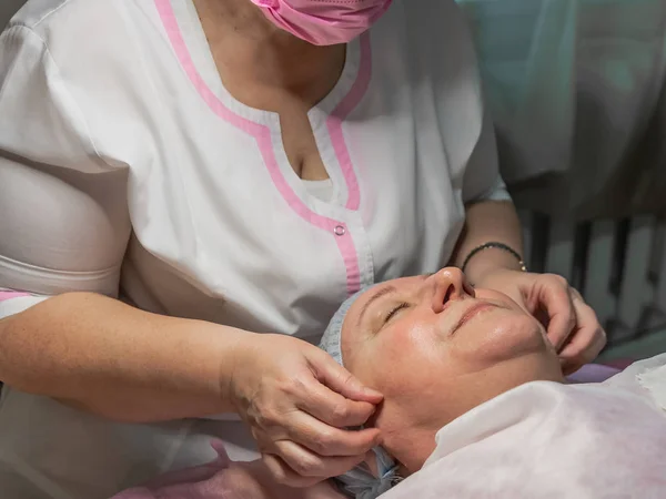 Realiza Procedimiento Cosmético Con Masaje Facial Manual Salón Belleza Para — Foto de Stock