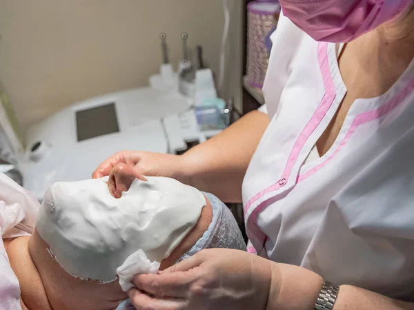 Procedimiento Cosmético Con Colocación Máscaras Alginato Cara Salón Belleza Realiza — Foto de Stock