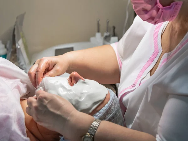 Procedimiento Cosmético Con Colocación Máscaras Alginato Cara Salón Belleza Realiza — Foto de Stock