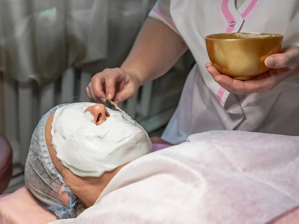 Procedimiento Cosmético Con Colocación Máscaras Alginato Cara Salón Belleza Realiza — Foto de Stock