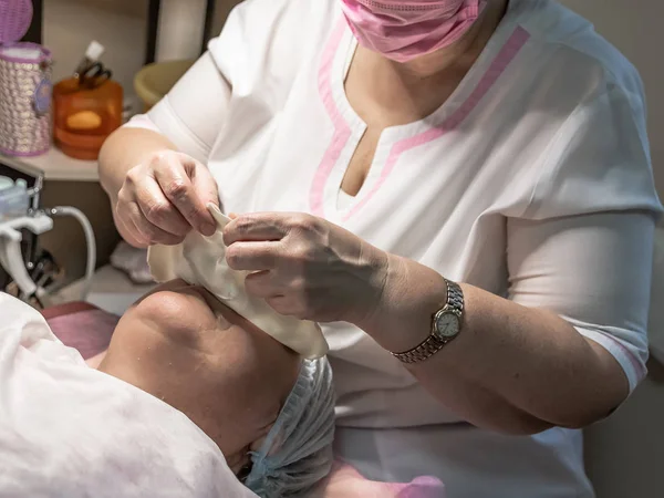 Procedimiento Cosmético Con Colocación Máscaras Alginato Cara Salón Belleza Realiza — Foto de Stock