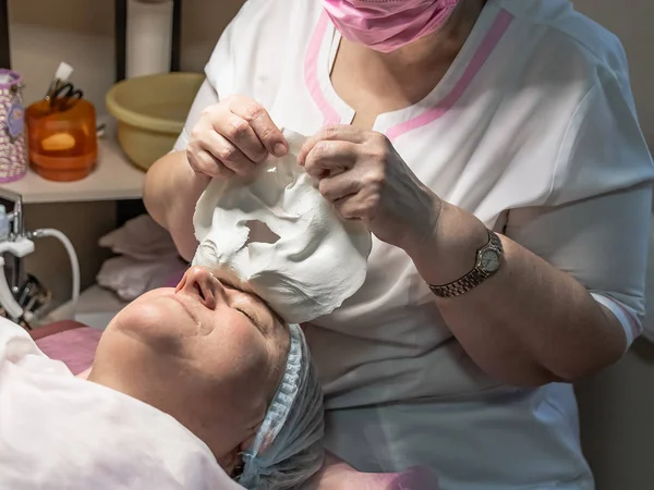 Procedimiento Cosmético Con Colocación Máscaras Alginato Cara Salón Belleza Realiza — Foto de Stock