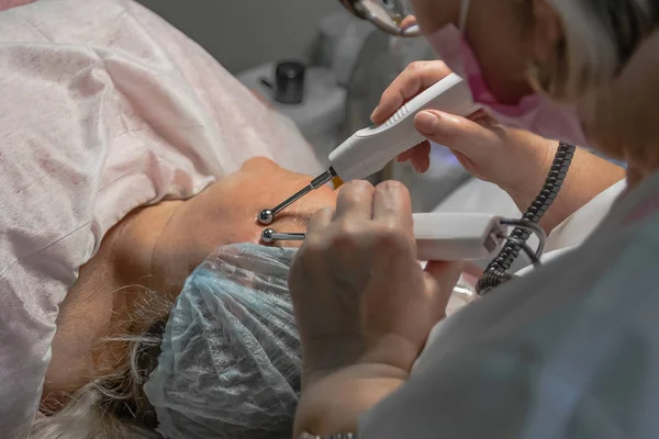 Realiza Procedimiento Cosmético Con Inyecciones Microcorriente Salón Belleza Para Una — Foto de Stock