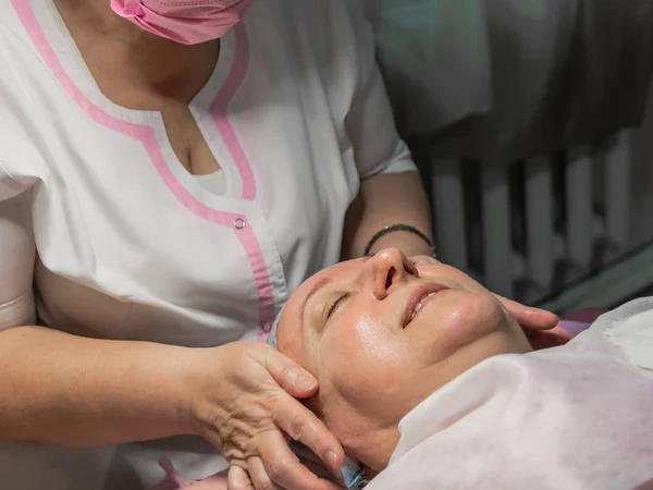 Realiza Procedimiento Cosmético Con Masaje Facial Manual Salón Belleza Para — Foto de Stock