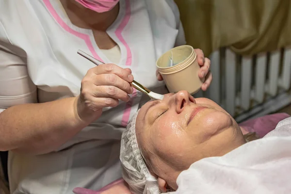 Realiza Procedimiento Cosmético Con Limpieza Ultrasónica Piel Cara Para Una — Foto de Stock