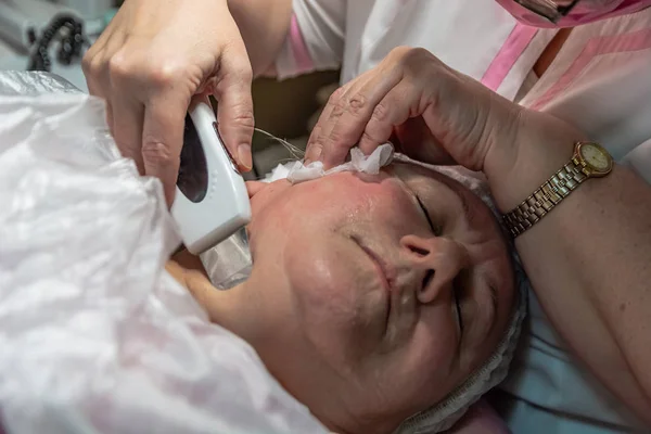 Realiza Procedimiento Cosmético Con Limpieza Ultrasónica Piel Cara Para Una — Foto de Stock