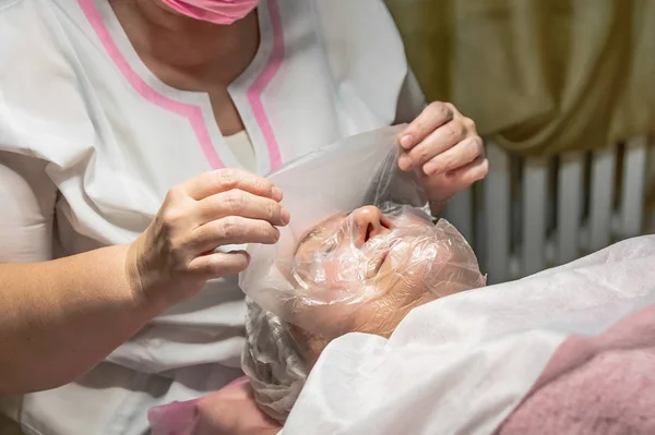 Realiza Procedimiento Cosmético Con Limpieza Ultrasónica Piel Cara Para Una — Foto de Stock