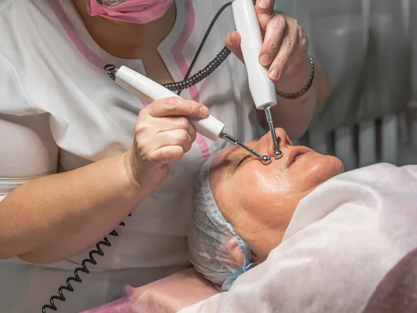 Realiza Procedimiento Cosmético Con Inyecciones Microcorriente Salón Belleza Para Una — Foto de Stock