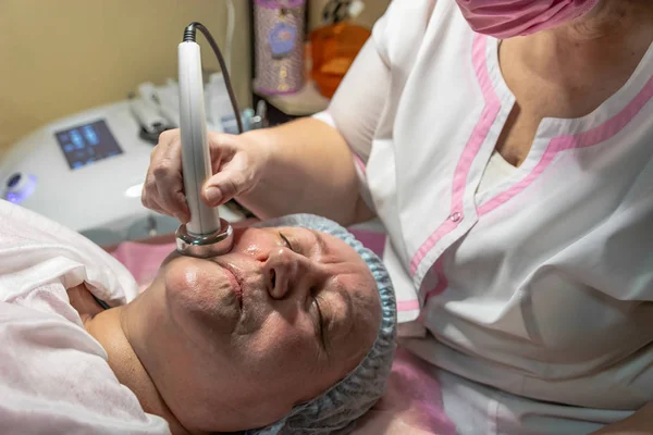 Realiza Procedimiento Cosmético Con Tratamiento Ultrasónico Piel Cara Para Una — Foto de Stock