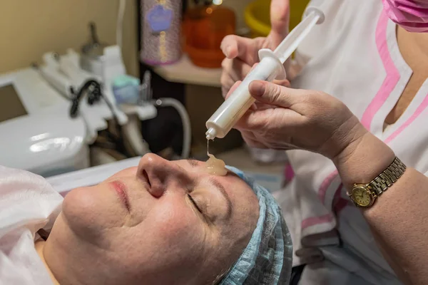 Carboxiterapia Facial Invasiva Salón Belleza Realiza Para Una Mujer Edad — Foto de Stock