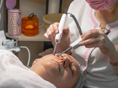 Güzellik salonunda mikro akım enjeksiyonlarıyla yapılan kozmetik bir işlem yaşlı bir kadın için yapılır. Deri turgor, yenilenme ve iyileşme.