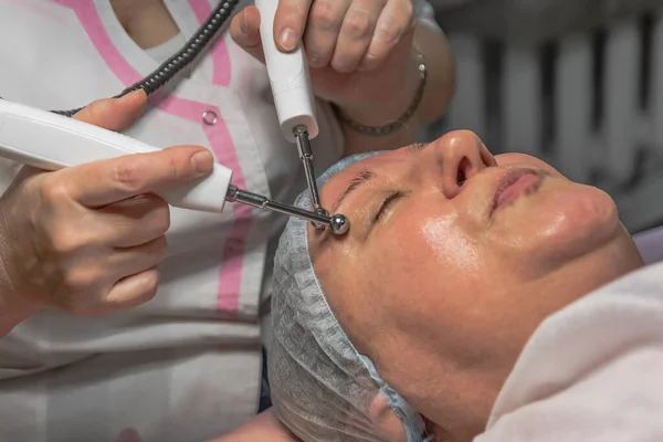 Realiza Procedimiento Cosmético Con Inyecciones Microcorriente Salón Belleza Para Una — Foto de Stock