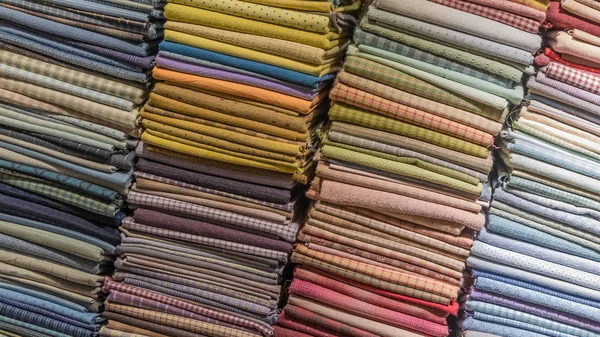 Textilní Šátky Šátky Různých Barev Textur Vzorů Jsou Naskládány Vertikálních — Stock fotografie