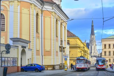 Omolouc / Çek Cumhuriyeti - 01 Ocak 2018: Bir Avrupa şehri manzarası. Taş kaldırım. Tramvaylı sokak. Arka plandaki kilise..