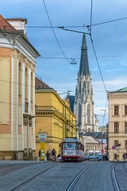 Omolouc / Çek Cumhuriyeti - 01 Ocak 2018: Bir Avrupa şehri manzarası. Taş kaldırım. Tramvaylı sokak. Arka plandaki kilise..