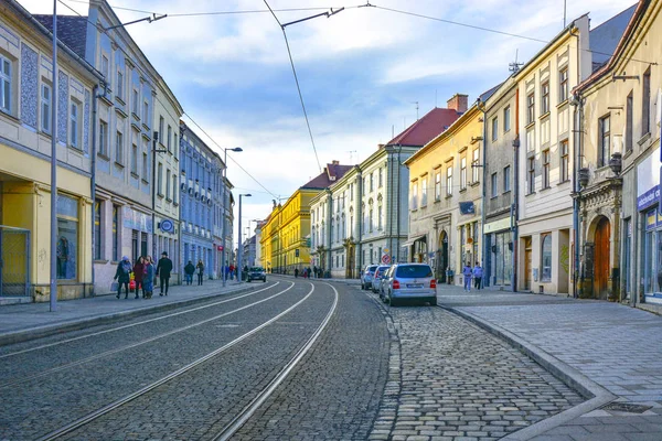 Omolouc / Çek Cumhuriyeti - 01 Ocak 2018: Bir Avrupa şehri manzarası. Taş kaldırım. Rayları ve tramvayları olan bir sokak..