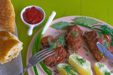 Izgara et şiş, ekmek, patates ve baharatlı tabak. Kanserojen içeren zararlı ve zararlı yiyecekler.