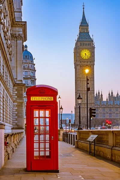 Cabine de telefone vermelho tradicional em Londres — Fotografia de Stock