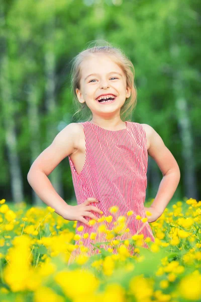 快乐的小女孩，盛开的草地上 — 图库照片